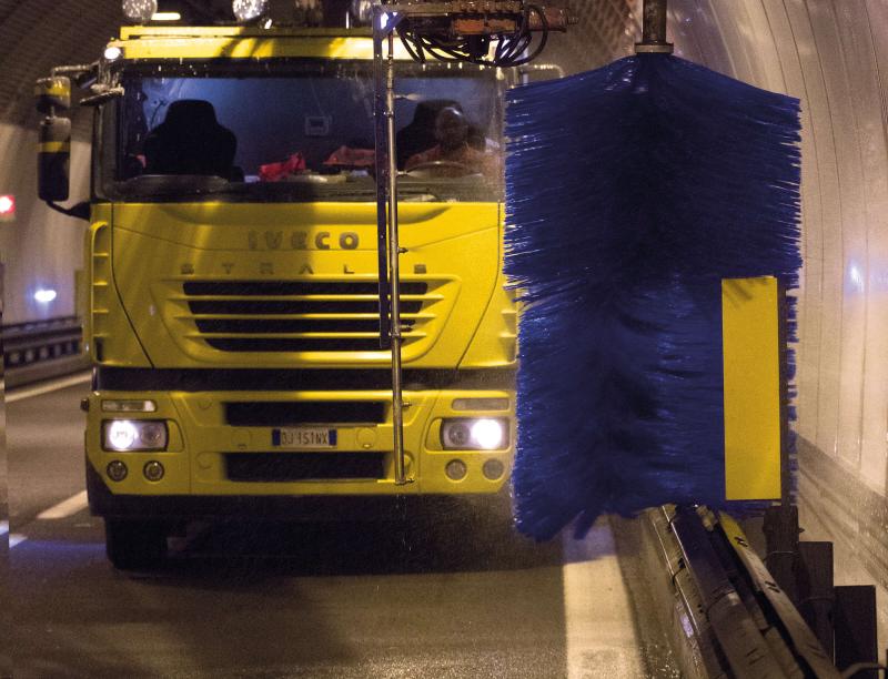 Rotolavaggio di guardrails e catarifrangenti stradali Rotolavaggio di guardrails e catarifrangenti stradali